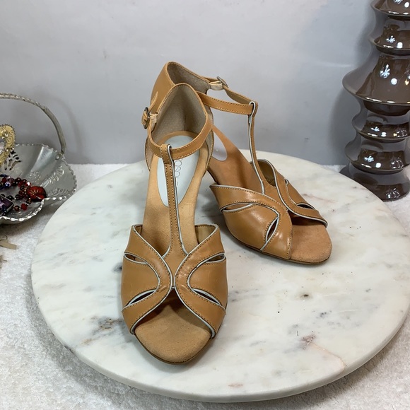 AEROSOLES TAN & LIGHT GRAY HEELS - SZ 6 B - Picture 3 of 14